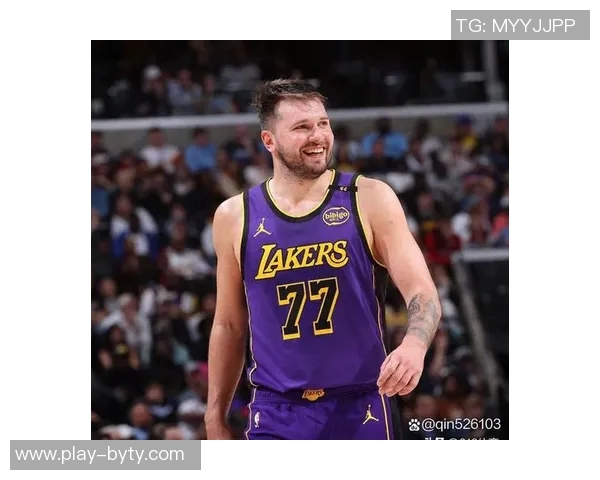 东契奇首秀表现出色15投7中三分球4记斩获25分7篮板4助攻 东契奇首秀表现出色15投7中三分球4记斩获25分7篮板4助攻