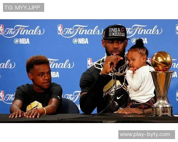 詹姆斯与儿子布朗尼打高尔夫分享珍贵亲子时光感悟人生乐趣